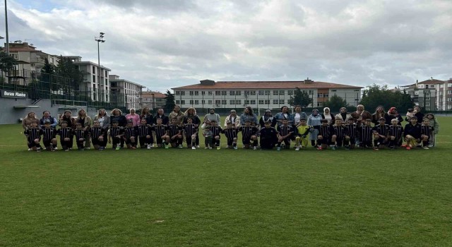 Manisa FK sporcuları seremoniye anneleriyle çıktı