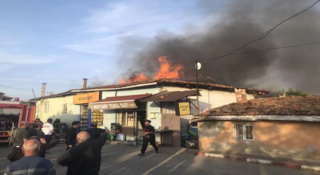 Manisada çıkan yangında 2 ev ve 1 iş yeri hasar gördü