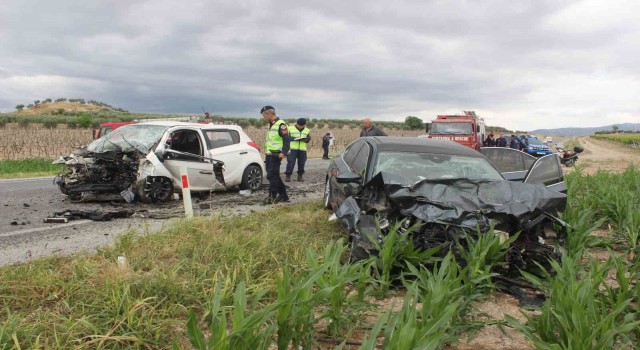 Manisada otomobiller kafa kafaya çarpıştı: 1i ağır 3 yaralı