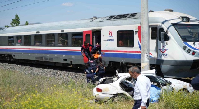 Manisada tren otomobile çarptı: 1 ölü