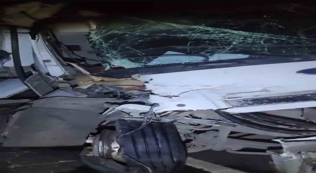Mardinde bariyerlere çarpan tır sürücüsü yaralandı