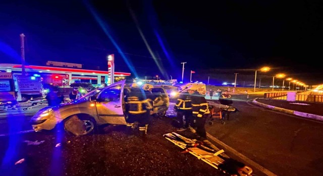 Mardinde hafif ticari araç devrildi: 4 yaralı