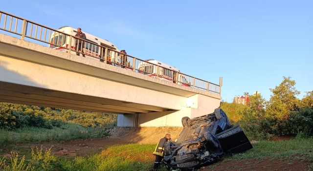 Mardinde kontrolden çıkan otomobil şarampole devrildi: 2 yaralı