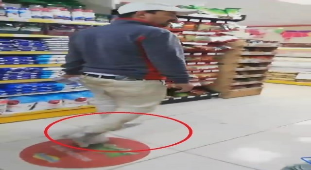 Market kirlenmesin diye ayaklarına poşet giydi
