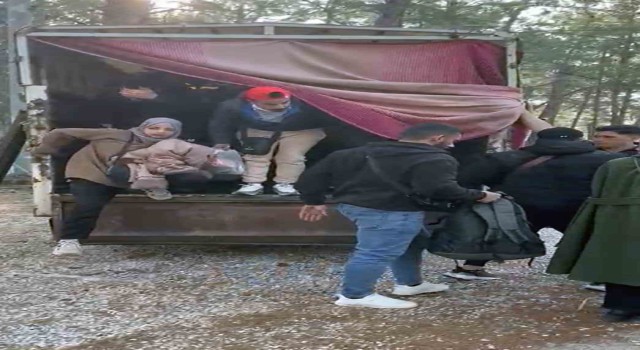 Marmariste bir kamyon düzensiz göçmen yakalandı