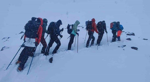 Mayıs ortasında Ağrı Dağına çıkan dağcılara kar sürprizi