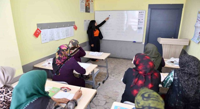 Mersinde kadınlar belediyenin desteği ile okuma yazma öğreniyor