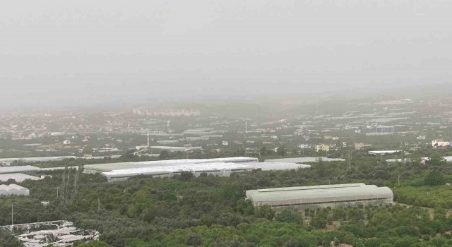 Mersini toz bulutu kapladı, araçlar çamura bulandı