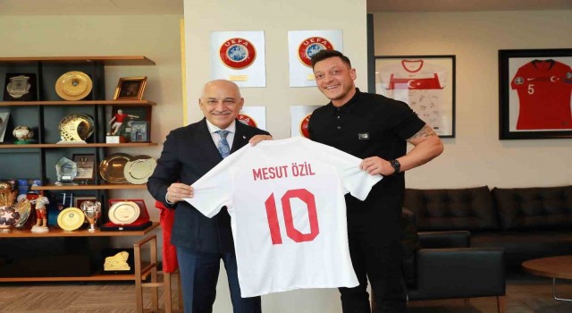 Mesut Özilden TFF Başkanı Mehmet Büyükekşiye ziyaret
