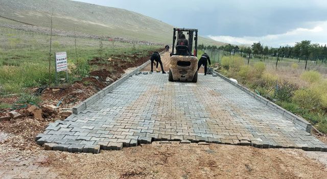 Mezarlıkta Yol Yenileme Çalışması Yapılıyor