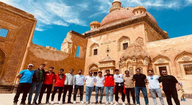 Misafir sporcu öğrenciler, İshak Paşa Sarayında tarihe yolculuk yaptı