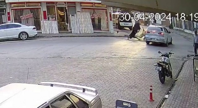 Motosiklet ile otomobilin çarpışma anı kameralara yansıdı