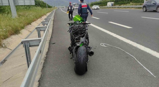 Motosikletler otoyolda çarpıştı: Sürücüler metrelerce sürüklendi