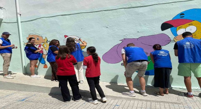 Muğlada gönüllü gençler okul duvarlarına masal kahramanlarını resmediyor