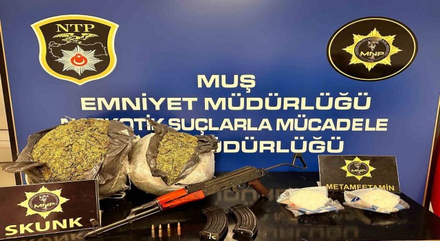 Muşta iki araçta silah ve uyuşturucu ele geçirildi