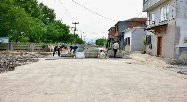 Mustafakemalpaşada hayat konforunu bozan yollar tamamlanıyor