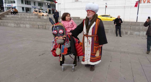 Nasrettin Hocayı genç kuşaklara tanıtmak için market arabasından yaptırdığı eşeğiyle sokak sokak geziyor