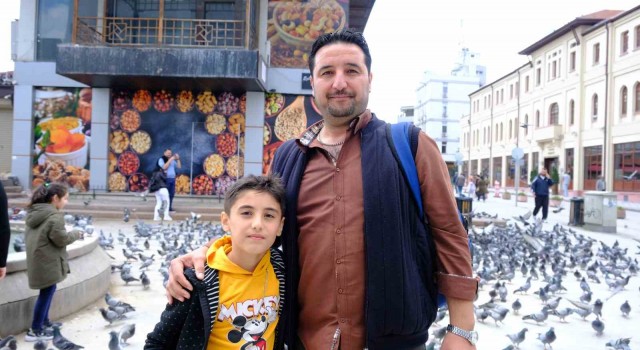 Nazilliden gelen turistler Eskişehirdeki kuşları elleriyle besledi