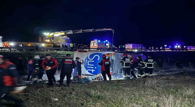 Niğde - Ankara Otoyolunda otobüs şarampole devrildi: 2 ölü, 40 yaralı
