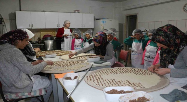 Öğrenciler unlu mamul üretim tesisini gezdi