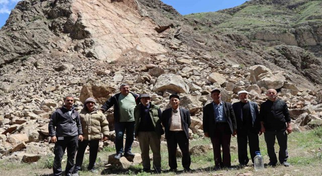 Oltuda sağanak yağış heyelana neden oldu