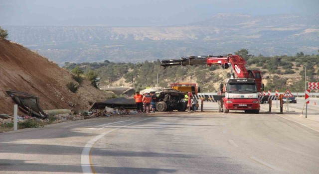 Ölüm virajında kamyon hurdaya döndü, sürücü hayatını kaybetti