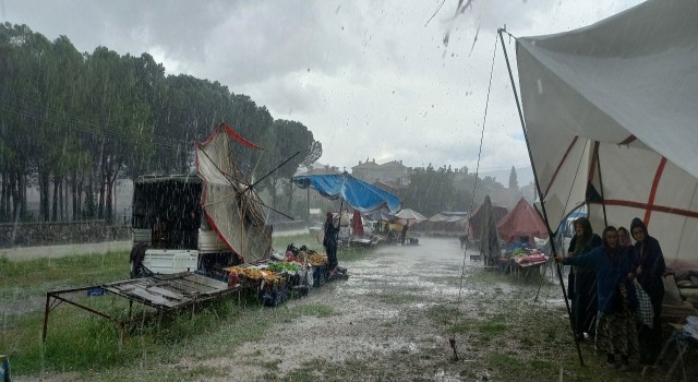 Osmancıkta sağanak yağış, fırtına ve dolu yağıyı etkili oldu