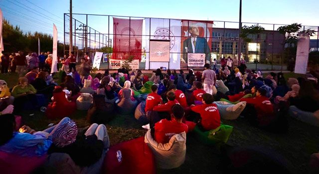 Osmaniye'de Gençler Açık Havada "Naim"i Seyretti