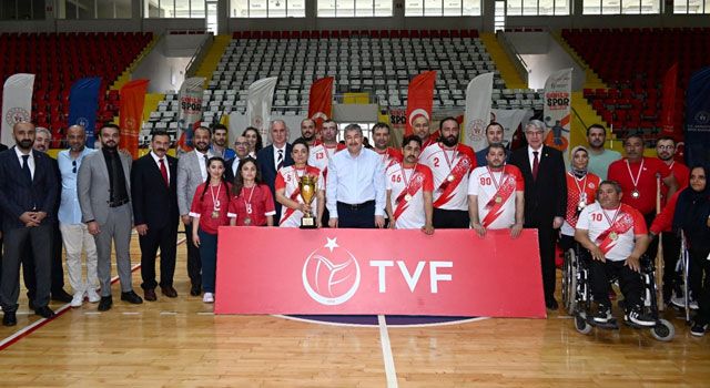 Osmaniye'de Oturarak Voleybol Şampiyonu Osmaniye Gençlik