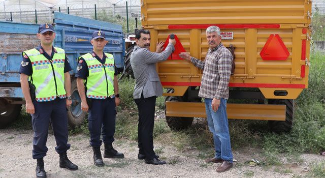 Osmaniye'de Traktör Sürücülerine Reflektör Dağıtımı Yapıldı