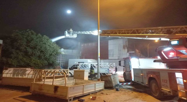 Oto tamir atölyesinde çıkan yangını itfaiye ekipleri söndürdü