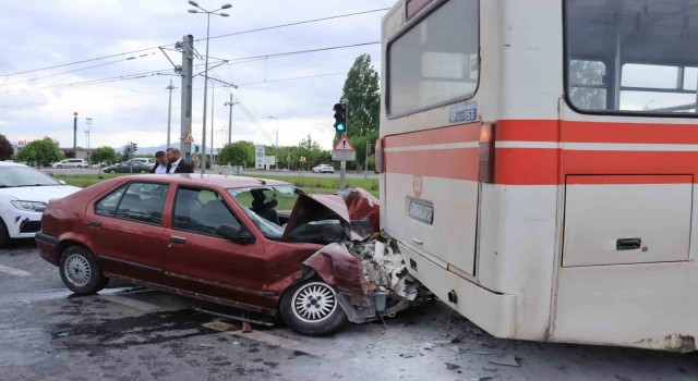 Otomobil belediye otobüsüne çarptı: 4 yaralı