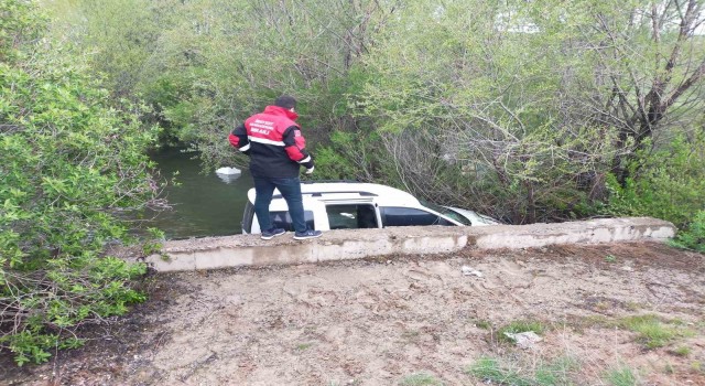 Otomobil dereye uçtu: 1i çocuk 3 kişi yaralandı