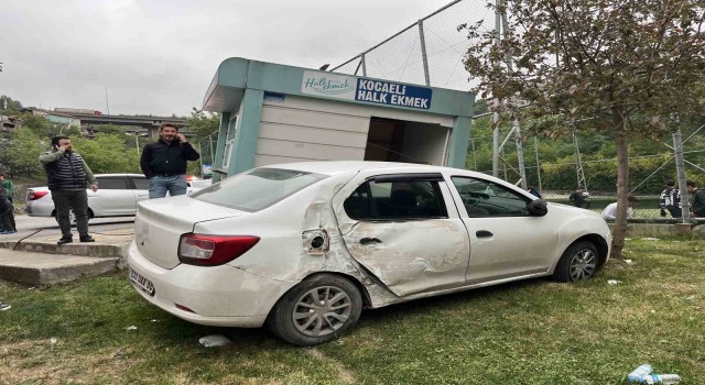 Otomobil halk ekmek büfesine çarptı: 2 yaralı