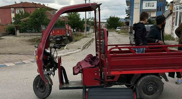 Otomobil ile elektrikli bisiklet çarpıştı: 4 yaralı