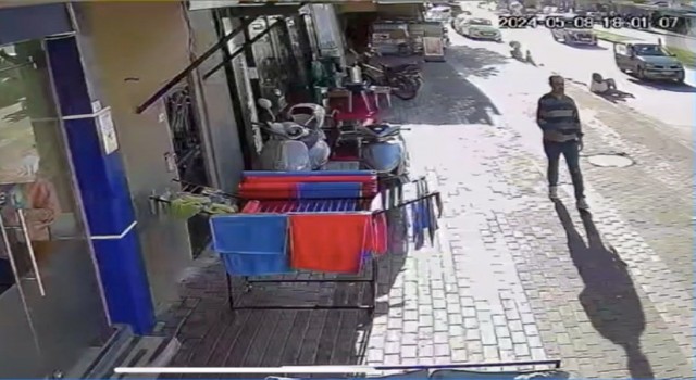 Otomobilin çarptığı motosikletli ayaklarının dibine düştü, vurdumduymazlığıyla pes dedirtti
