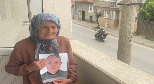 20 gündür ağlamaktan gözyaşları kurudu...96'lık Zeliha Nine 20 gündür balkonda evladını bekliyor