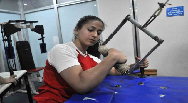 30 yıllık yıpranmış ekipmanlar ile antrenman yaparak Avrupa Bilek Güreşi Şampiyonasında 1inci oldu