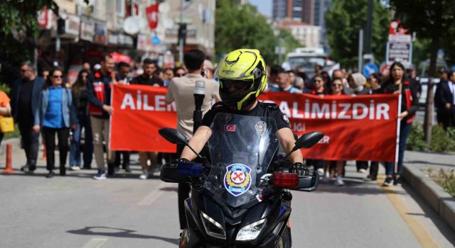 Özel bireylerin Sessiz Yürüşüne polis de destek oldu