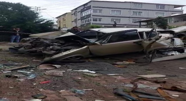 Park halindeki kamyon 2 otomobile ve duvara çarparak durabildi: Ortalık savaş alanına döndü