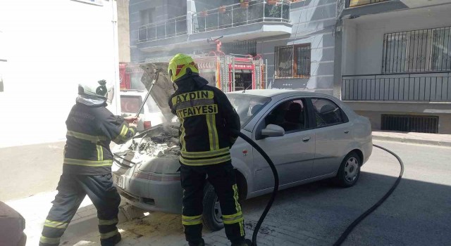 Park halindeki otomobilde yangın çıktı