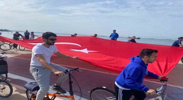 Pendikte 19 Mayıs için Türk bayrağıyla pedal çevirdiler