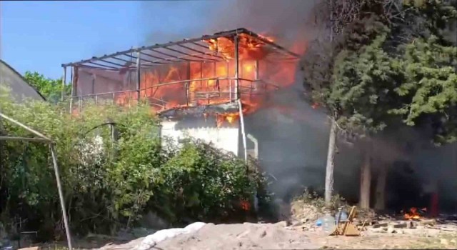 Pendikte 2 katlı bina alev alev yandı