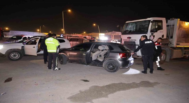 Polisin dur ihtarına uymayan sürücü ile polis arasındaki kovalamaca kamerada