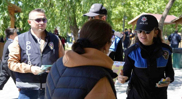 Polisler, Hıdırellez kutlamalarında broşür dağıttı