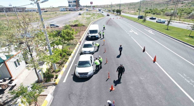 Polislerden sürücülere ceza değil şeker