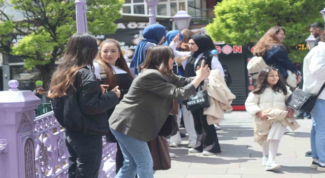 Porsuk Çayındaki köprüde fotoğraf çekenler yoğunluk oluşturdu