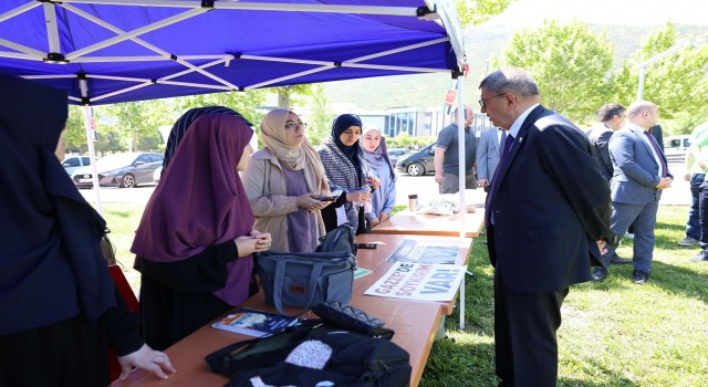 Rektör Kutluhan PAÜde kurulan Filistine destek çadırlarını ziyaret etti