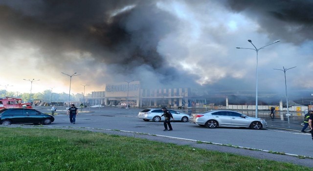 Rusyadan Ukraynada inşaat malzemeleri satan hipermarkete saldırı: 2 ölü
