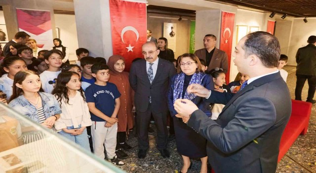 Şahin, çocuklarla Medine kahramanı Fahreddin Paşayı anlatan sergiyi gezdi